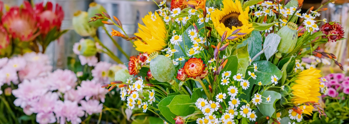 Mixed flowers in galls vase